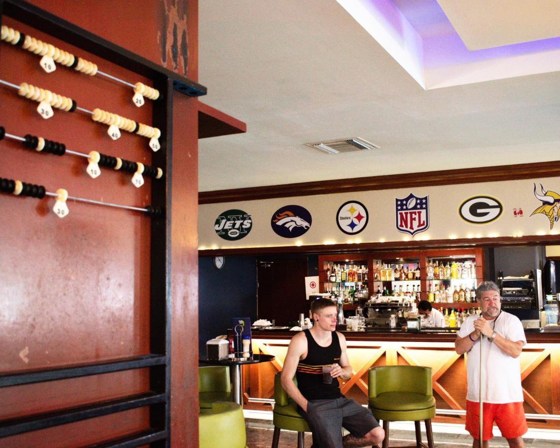 Grand Sunset Princess بلايا ديل كارمن المظهر الخارجي الصورة The bar at the Hard Rock Cafe in Cancun, Mexico