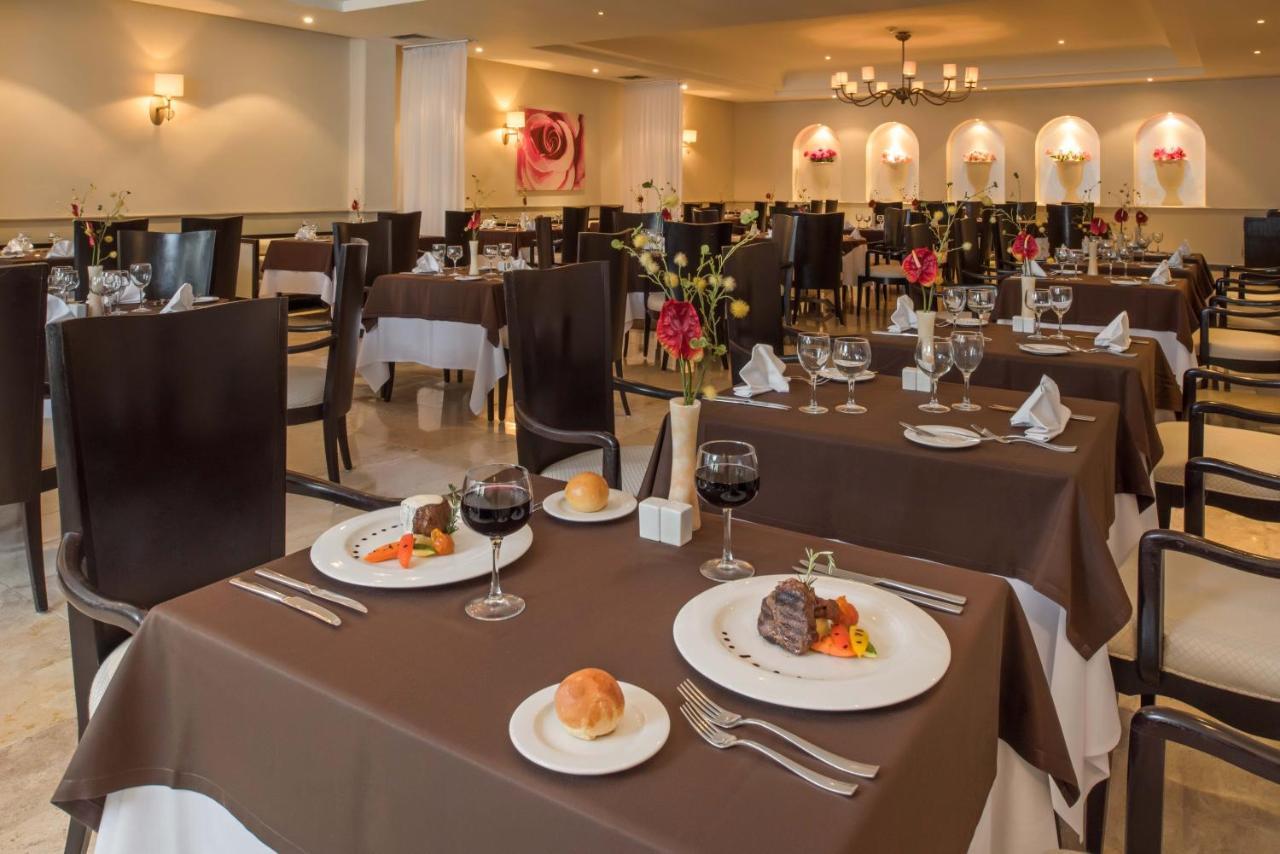 Grand Sunset Princess بلايا ديل كارمن المظهر الخارجي الصورة A restaurant at a resort