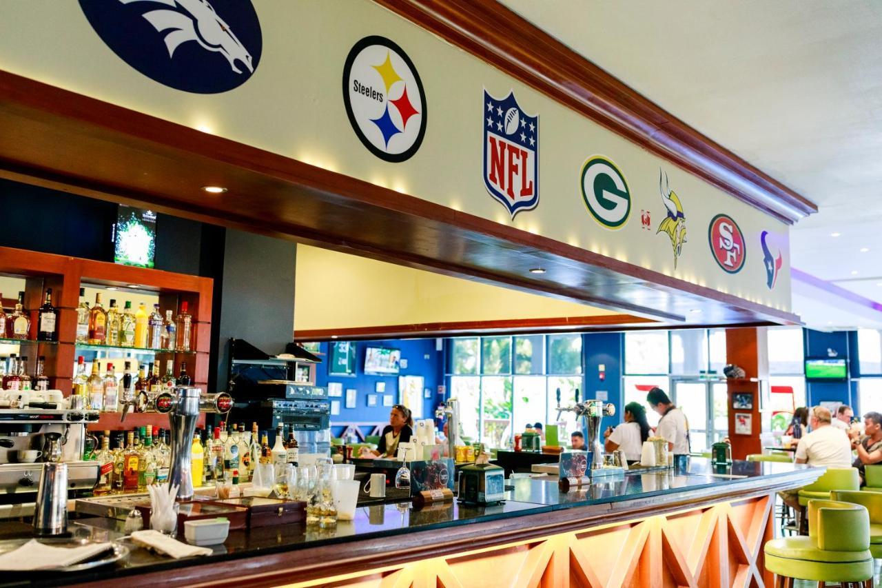 Grand Sunset Princess بلايا ديل كارمن المظهر الخارجي الصورة The bar at the NFL Experience