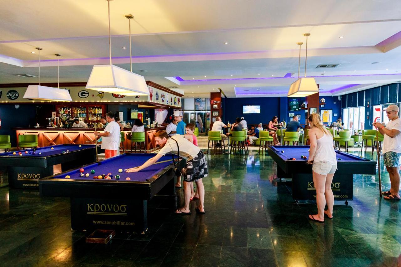 Grand Sunset Princess بلايا ديل كارمن المظهر الخارجي الصورة The pool table at the bar