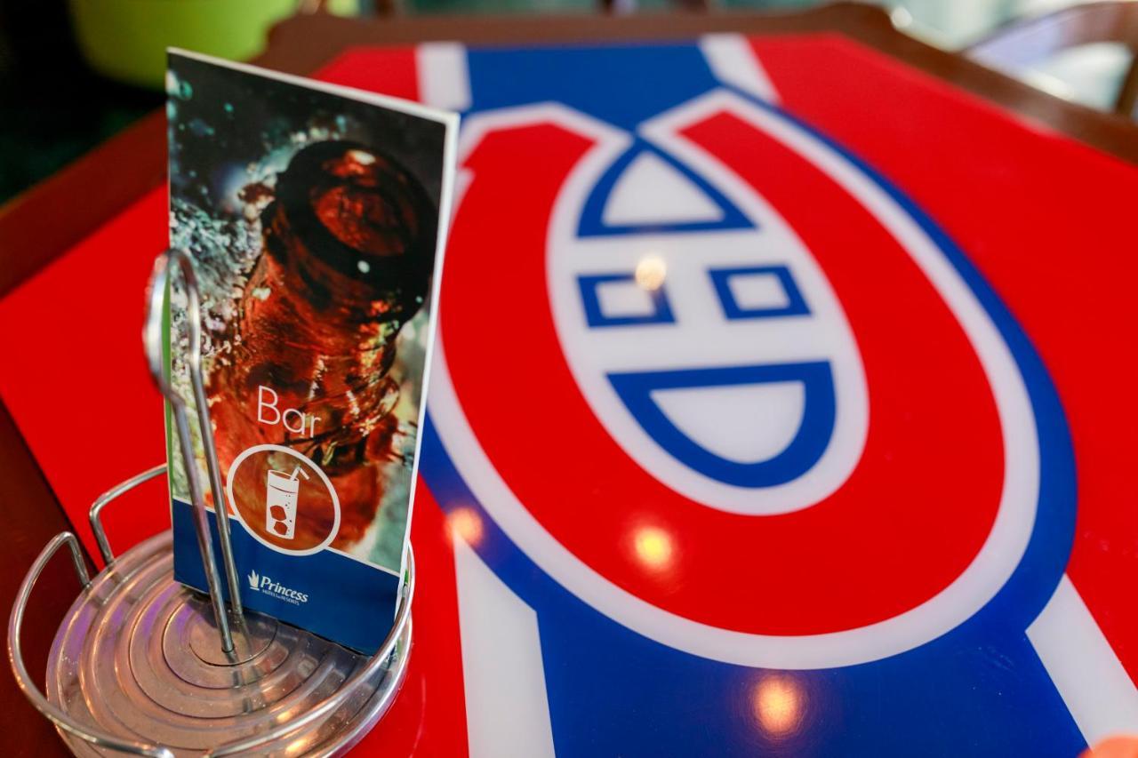 Grand Sunset Princess بلايا ديل كارمن المظهر الخارجي الصورة A Molson Canadian draft beer tap at a restaurant in Montreal