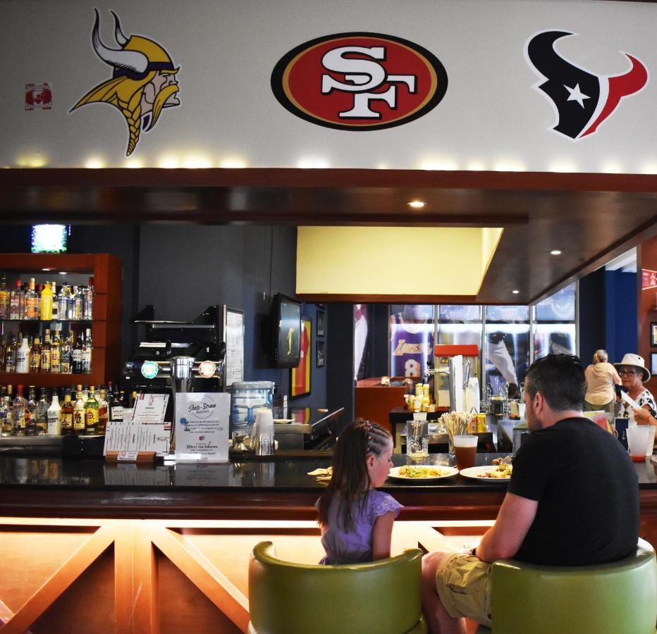 Grand Sunset Princess بلايا ديل كارمن المظهر الخارجي الصورة The bar at the 49ers Museum
