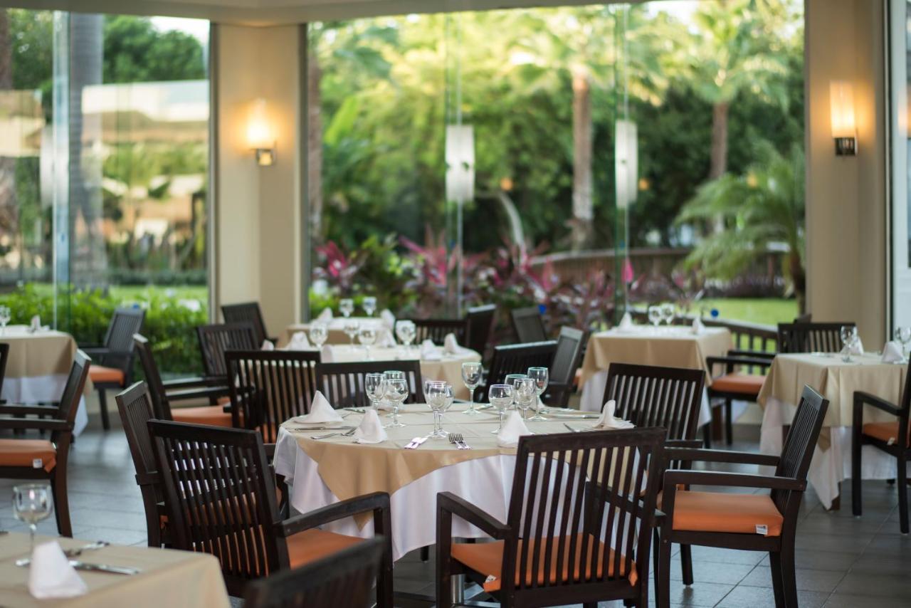 Grand Sunset Princess بلايا ديل كارمن المظهر الخارجي الصورة The restaurant at the Four Seasons