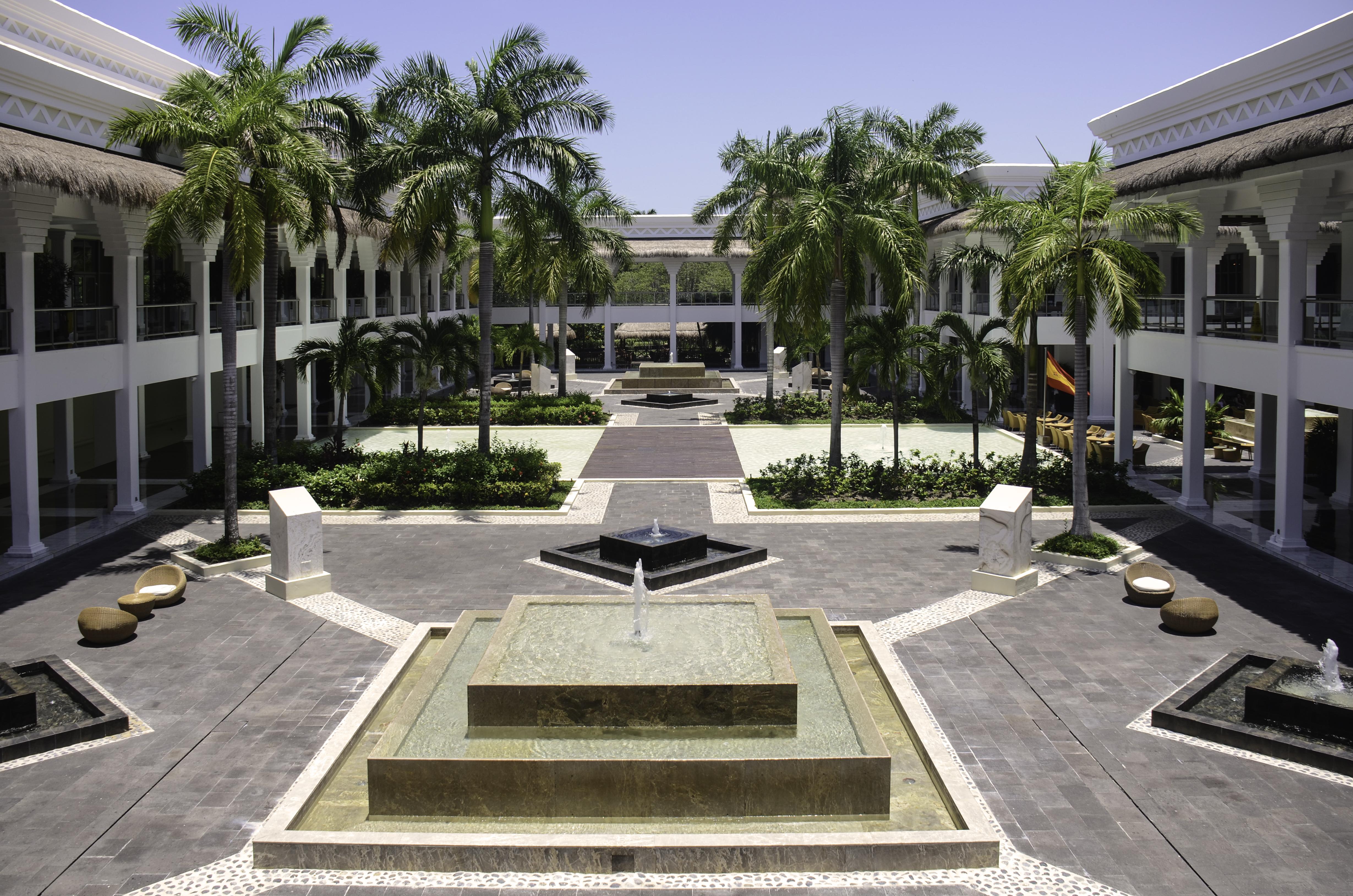 Grand Sunset Princess بلايا ديل كارمن المظهر الخارجي الصورة Fountain at the center of the resort