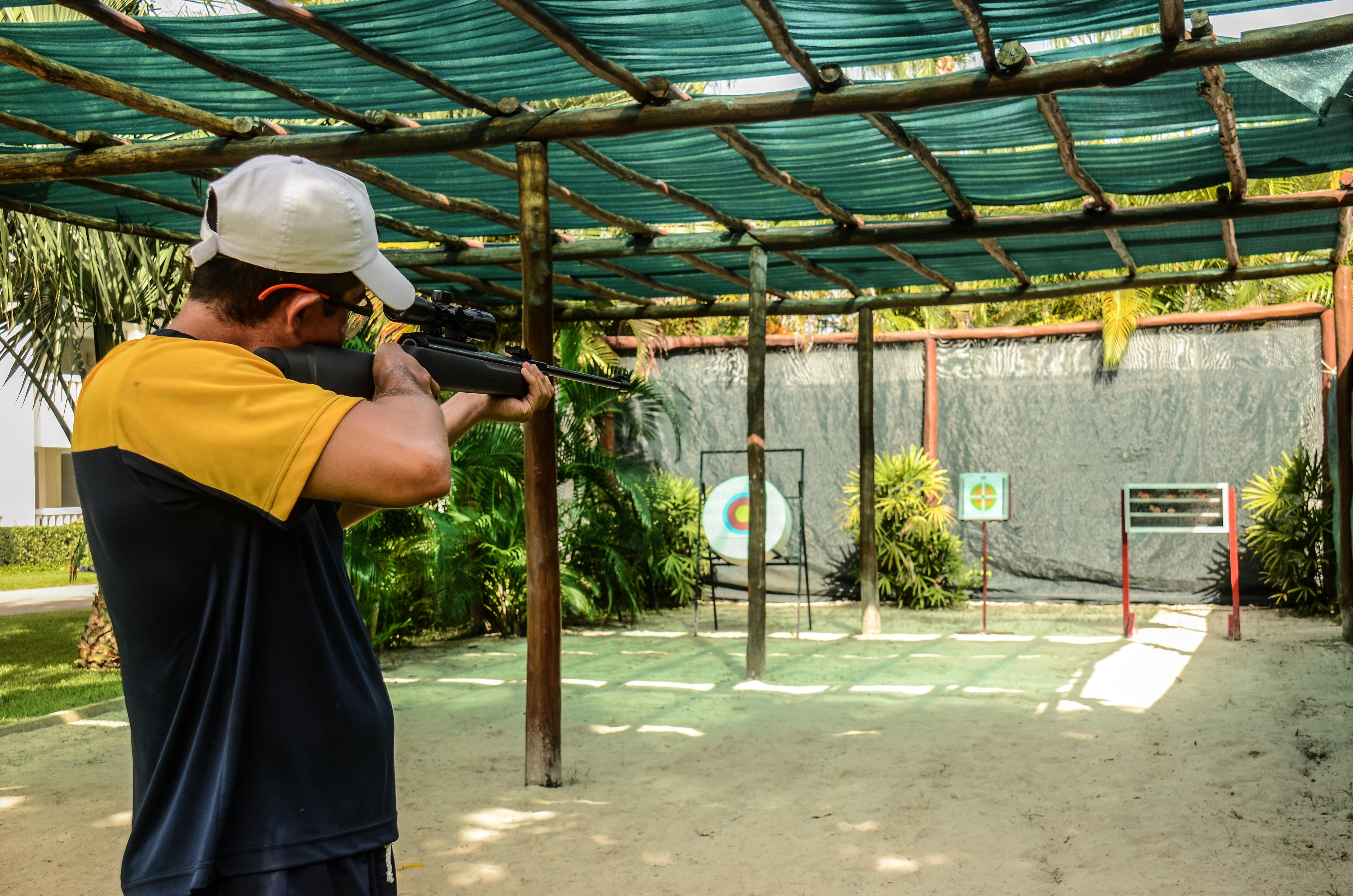Grand Sunset Princess بلايا ديل كارمن المظهر الخارجي الصورة A man shooting a rifle at a target